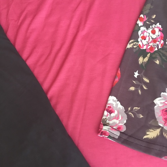 🎉 XL Raglan Style Floral Tee - Picture 2 of 6